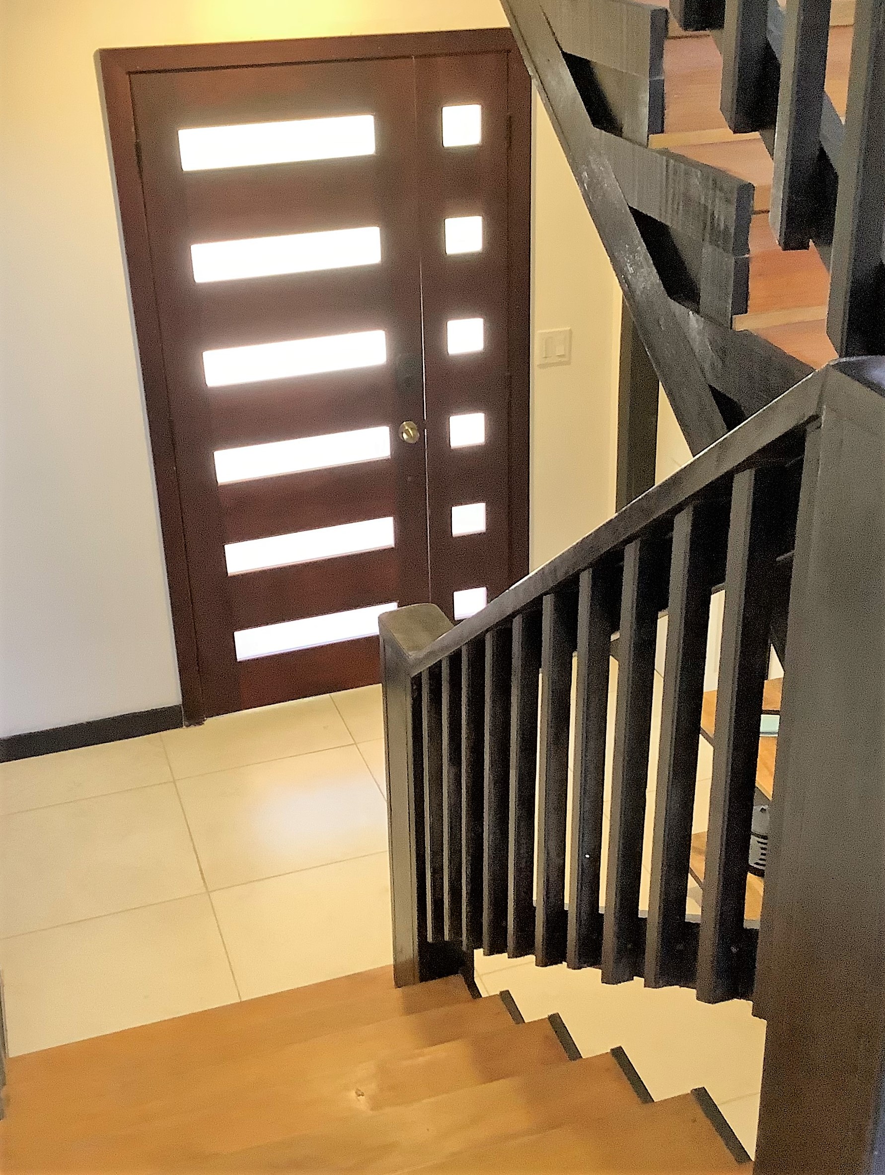 stairway-to-foyer